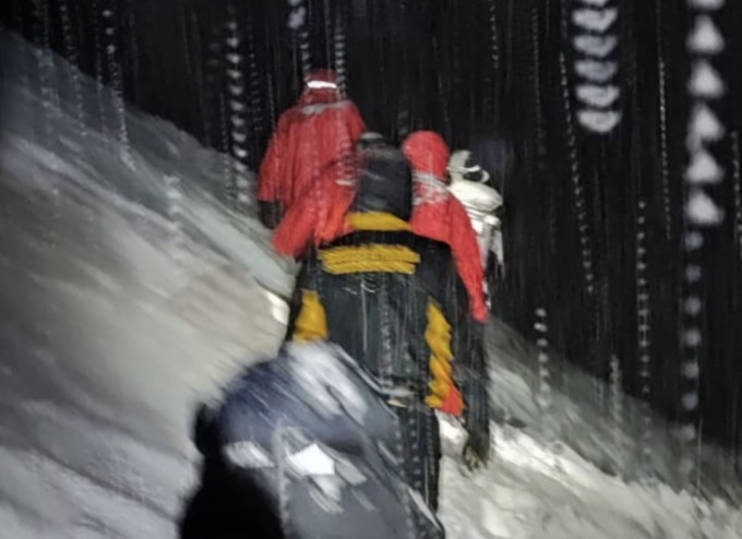 Turisti bloccati nella neve sotto il Vandelli, vestiti e scarpe inadatte all’escursione