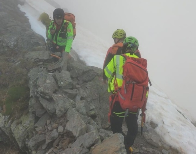 Sbagliano traccia e si bloccano nella neve sopra strapiombi, recuperati due tedeschi in Comelico