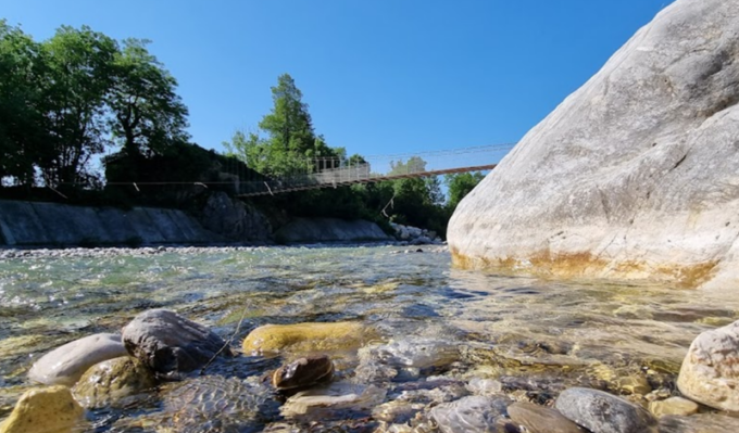 Bloccato dalla piena del torrente, chiama i soccorsi: 63enne bolzanino salvato con una corda fissa