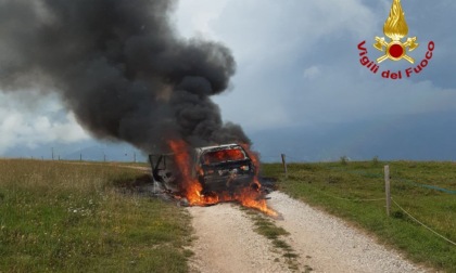 Auto avvolta dalle fiamme nei campi di Pedavena