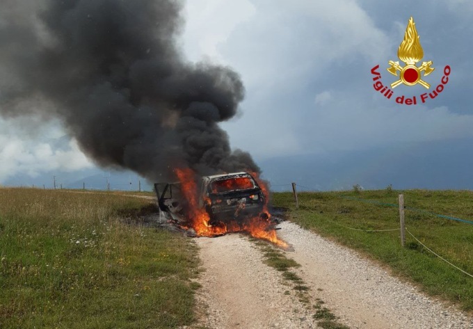 Auto avvolta dalle fiamme nei campi di Pedavena