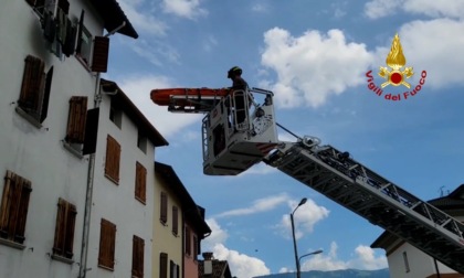 Si frattura il femore in casa, anziano salvato dai vigili del fuoco