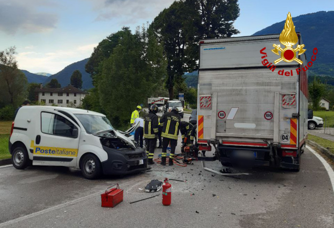 Scontro tra furgoncino delle poste e un camion in località Culiada, un ferito