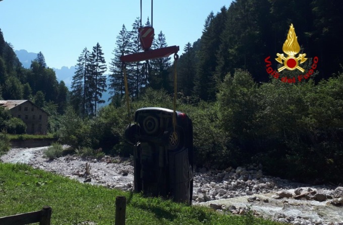 Calalzo, il freno a mano non tiene e l’auto finisce nel torrente