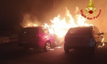 Due auto avvolte dalle fiamme a Castellavazzo