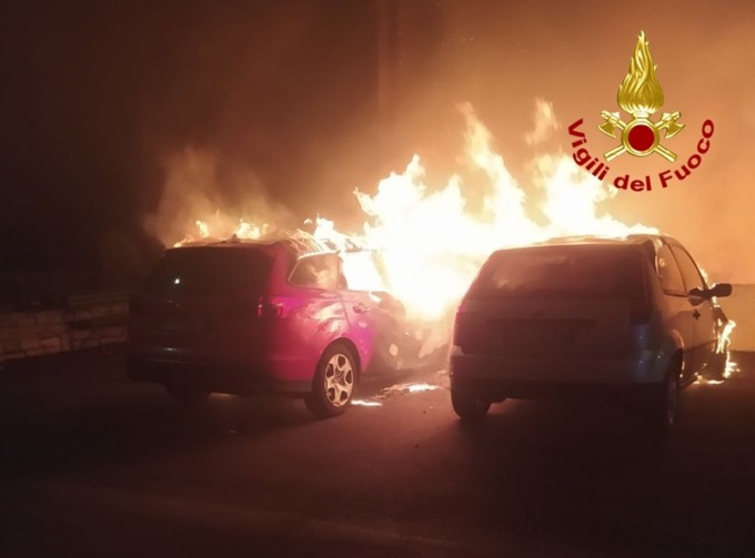 Due auto avvolte dalle fiamme a Castellavazzo