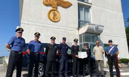 Una fiamma di 3 metri per i carabinieri di Belluno, realizzata con il legno di Vaia