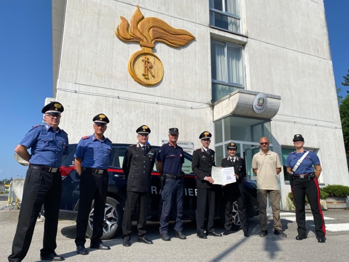 Una fiamma di 3 metri per i carabinieri di Belluno, realizzata con il legno di Vaia