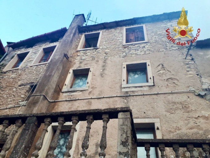 Castellavazzo, casa abbandonata prende fuoco nella notte