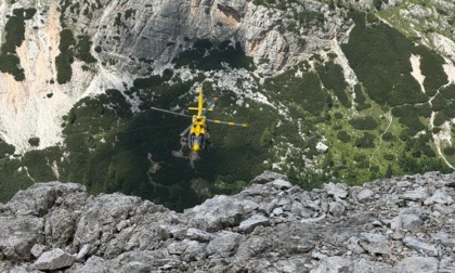 Coppia sale ferrata senza legarsi, lui precipita per 50 metri e muore