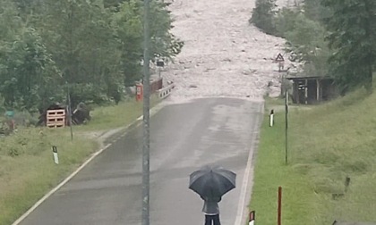 Maltempo bellunese, frana invade la provinciale 347 del Passo Duran