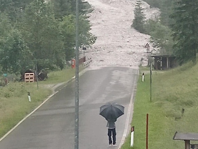Maltempo bellunese, frana invade la provinciale 347 del Passo Duran