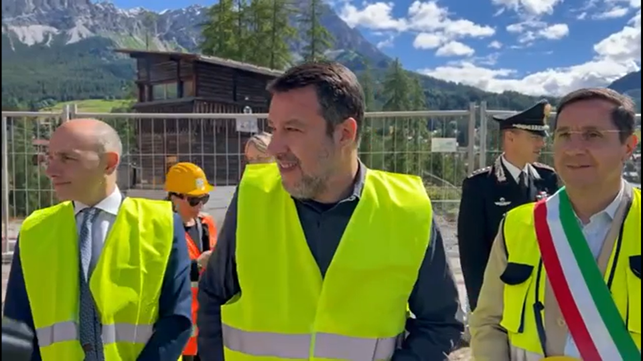 Salvini a Cortina per visitare il cantiere della nuova pista da bob: “Siamo in anticipo”