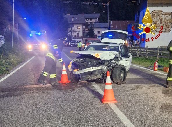 Alleghe, perde il controllo dell’auto e finisce fuori strada