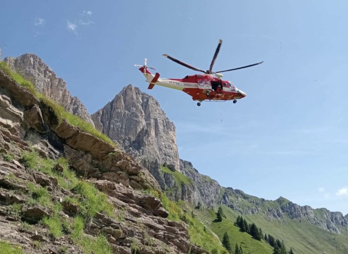 Falcade, due cavalli finiscono in un dirupo: il video del recupero