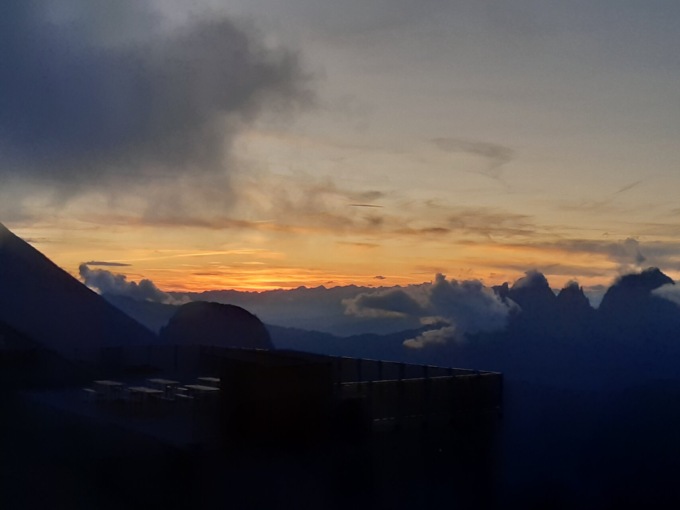 Un aperitivo a 3000 metri con le Dolomiti baciate dall’enrosadira