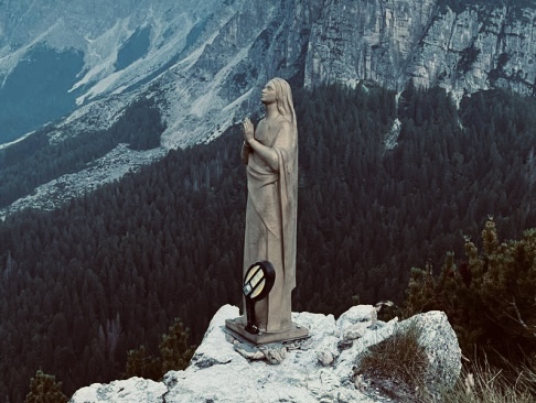 Rubano la Madonna di Col Menador per “pulire” la montagna, Zaia: “Giù le mani dai simboli sacri”