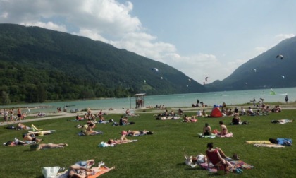 Lago di Santa Croce, 15enne rischia di annegare ma viene salvato dai bagnini e dai loro cani