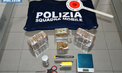 Un chilo di hashish nascosto dietro l’armadio: arrestato 55enne a Belluno