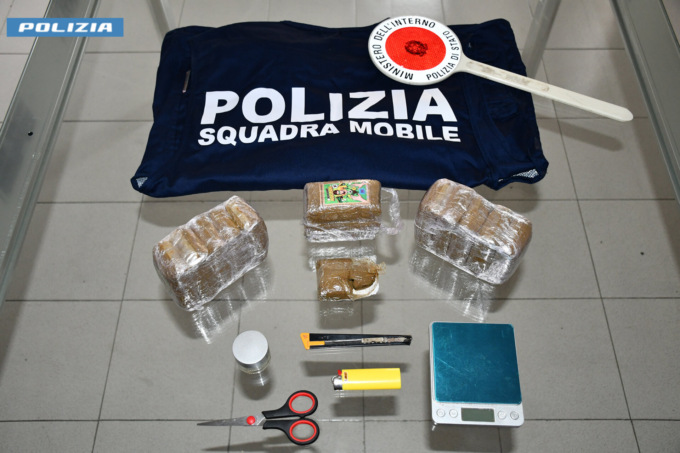 Un chilo di hashish nascosto dietro l’armadio: arrestato 55enne a Belluno