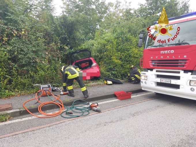 Belluno, perde il controllo del mezzo e finisce fuori strada
