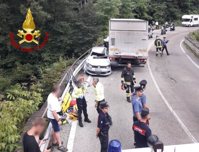 Scontro tra due auto e un camion ad Agordo, 8 feriti