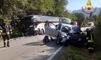 Frontale tra corriera e auto sulla Feltrina