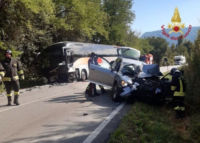 Frontale tra corriera e auto sulla Feltrina