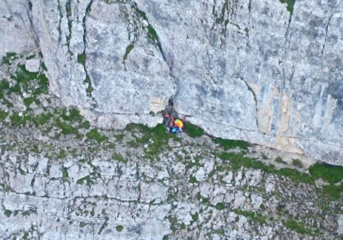 Vola dalla parete e cade accanto al compagno, ferita una 31enne veronese