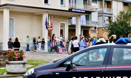 Carabinieri accanto agli studenti nel loro primo giorno di scuola