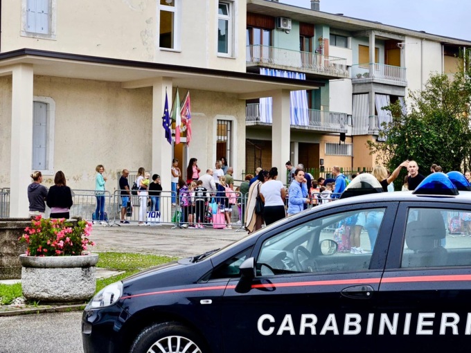 Carabinieri accanto agli studenti nel loro primo giorno di scuola