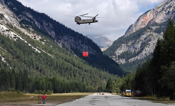 Posizionato il bivacco sul Monte Pelmo: “Un aiuto in caso di bisogno e difficoltà”