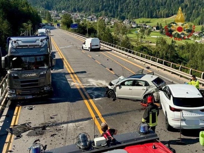 Incidente tra un tir e 3 auto sul Ponte Cadore: un morto e un ferito