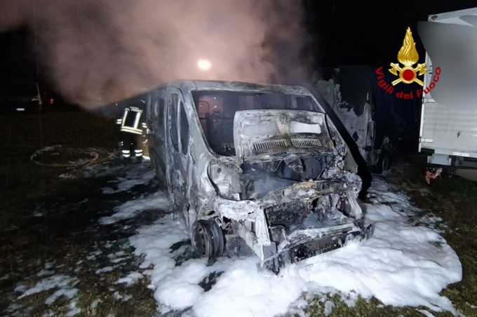 Limana, fiamme avvolgono un furgone e si estendono ad altri 4 mezzi