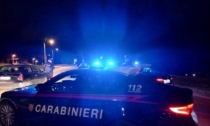 Ruba un’auto e tenta la fuga ma viene bloccato: a bordo cocaina, due coltelli e una pistola