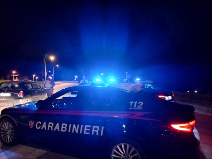 Ruba un’auto e tenta la fuga ma viene bloccato: a bordo cocaina, due coltelli e una pistola