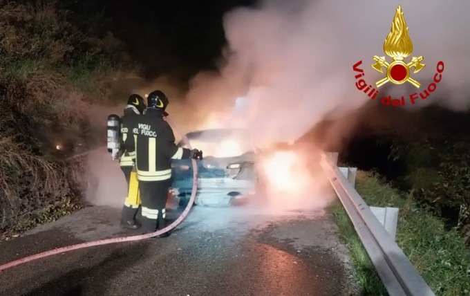 Auto avvolta dalle fiamme in Alpago, probabile guasto elettromeccanico