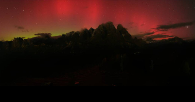 L’aurora boreale esplode sopra le Dolomiti, le spettacolari foto degli impianti
