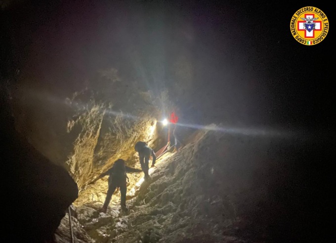 Cortina, lascia l’amico al buio (vicino a un salto di roccia) e continua la discesa