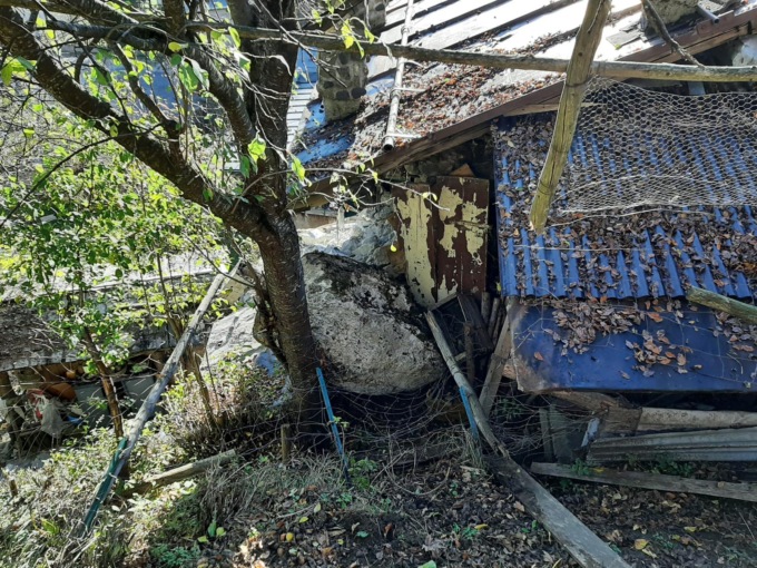 Tragedia sfiorata a Rocca Pietore: masso cade su una casa e la sventra