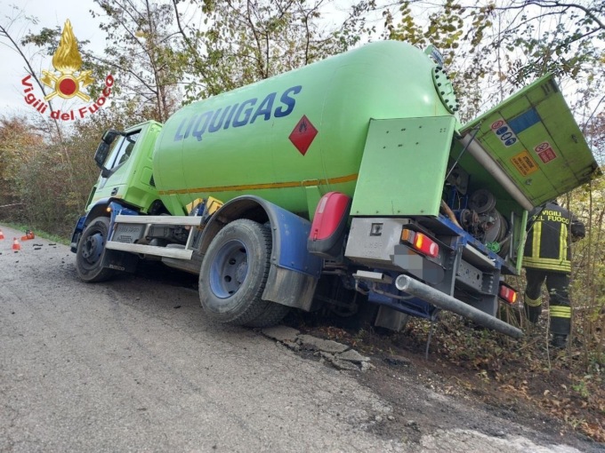 Cesiomaggiore, autocisterna con 2mila litri di Gpl in bilico sulla strada