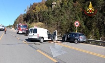 Incidente tra due auto e un furgoncino a Perarolo, una donna morta e una ferita