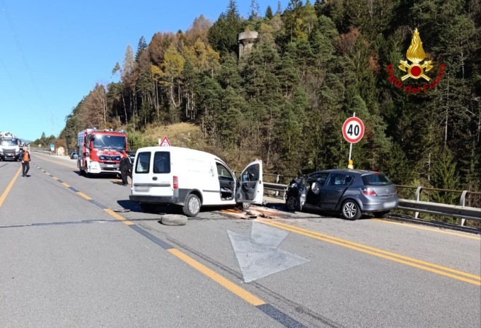 Incidente tra due auto e un furgoncino a Perarolo, una donna morta e una ferita
