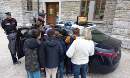 Un successo l’incontro dei carabinieri nelle scuole: “I bambini ci hanno chiesto di tornare”