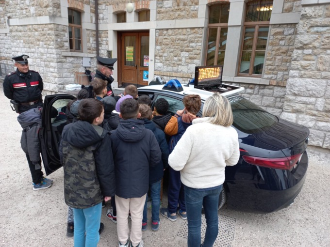 Un successo l’incontro dei carabinieri nelle scuole: “I bambini ci hanno chiesto di tornare”