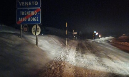 Cinque centimetri di neve sui passi dolomitici, pioggia a valle