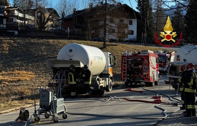 Autocisterna in panne a Cortina d’Ampezzo, necessario il travaso del GPL