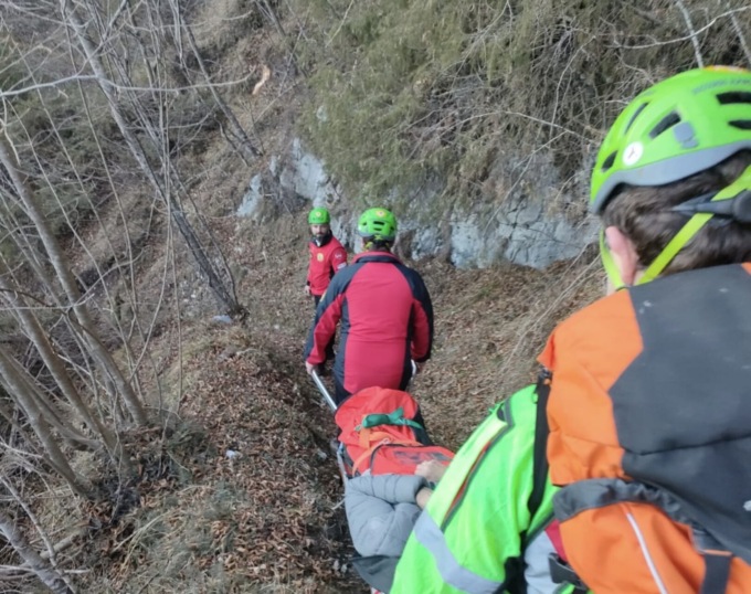 Monte Serva, 70enne scivola e chiama i soccorsi