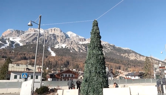 Alberto di Natale in plastica a Cortina e impazza la polemica: “Irrispettoso dell’ambiente”