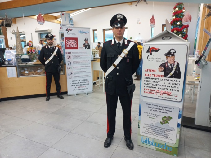 “Stiamo arrivando a casa sua”: tre telefonate nel cuore della sera, anziana chiama il 112